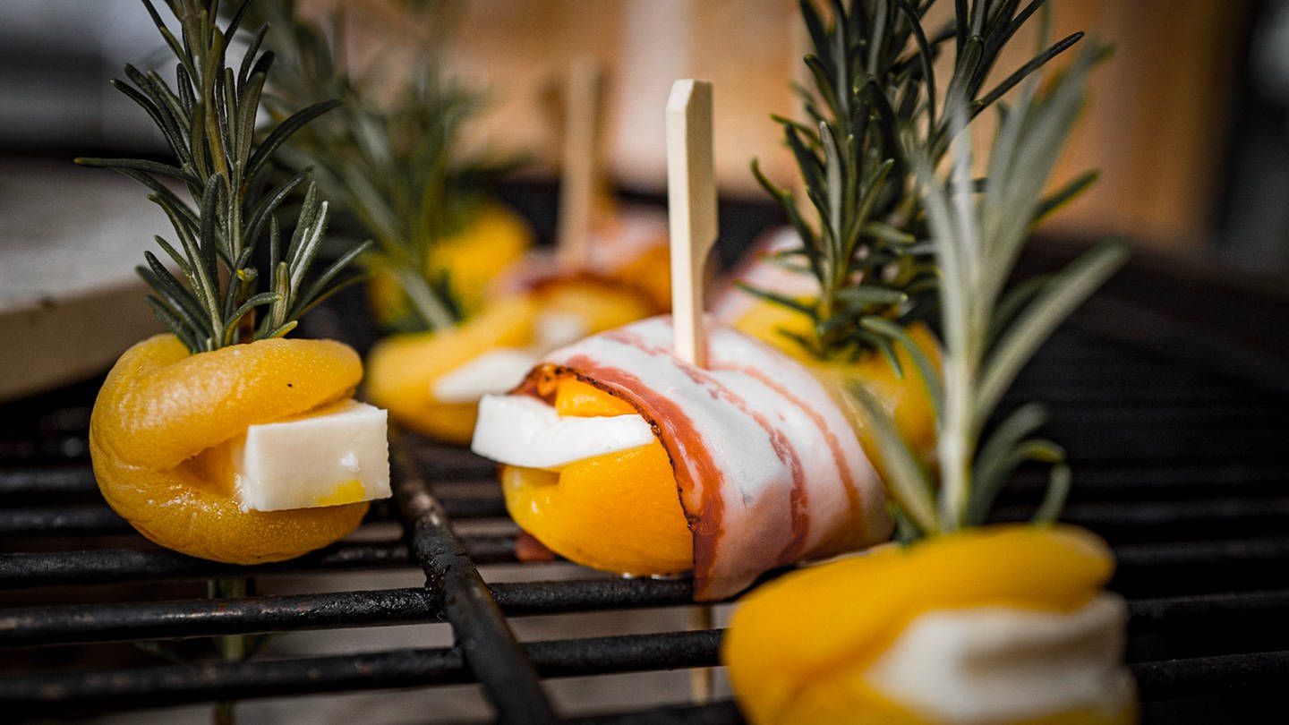 Aprikosen-Spieße mit Käse und Speck (Foto: SWR, Jochen Enderlin)