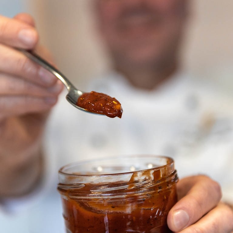 Süß-saure Grilsoße mit Honig (Foto: SWR)
