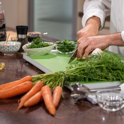 Karotten für das Pesto aus Karottengrün (Foto: SWR, Jochen Enderlin)