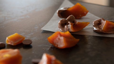 Kandierte Glühweinkürbisse mit Schokolade (Foto: SWR, Jochen Enderlin)