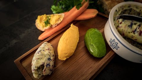 Kräuter-, Karotten-Curry- und Blütenbutter (Foto: SWR, Jochen Enderlin)