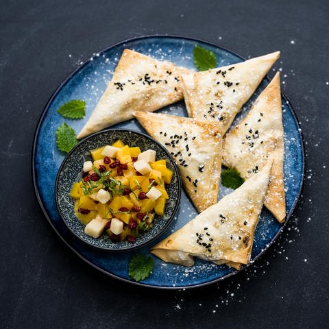 Süße Samosas mit Weinbergpfirsich, Marzipan und Berberitzen (Foto: SWR, trickytine)