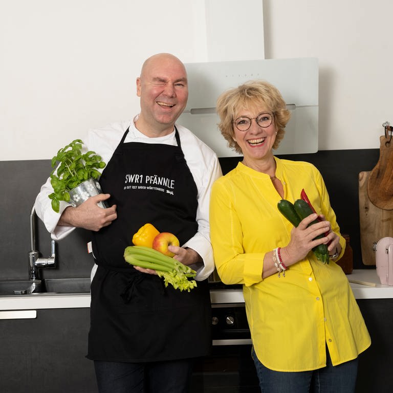 SWR1 Pfännle-Koch Eberhard Braun und Moderatorin Petra Klein. Pfännle Motto 2023: Klassiker neu geschmeckt (Foto: SWR, Tom Bässler)