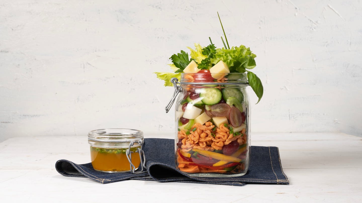 Schicht-Salate mit Tomatenspätzle, Bergkäse und Trauben - SWR1 BW - SWR1