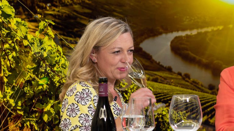 Virtuelle Weinprobe mit Natalie Lumpp (Foto: SWR, Jochen Enderlin)