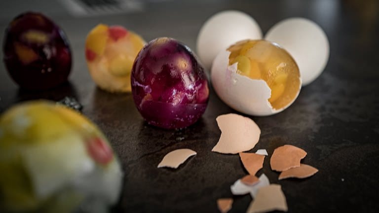 Bunte Wackelpudding-Eier mit Früchten (Foto: SWR, Jochen Enderlin)