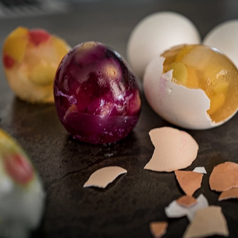 Bunte Wackelpudding-Eier mit Früchten (Foto: SWR, Jochen Enderlin)