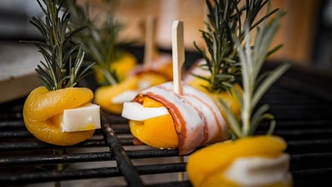 Aprikosen-Spieße mit Käse und Speck