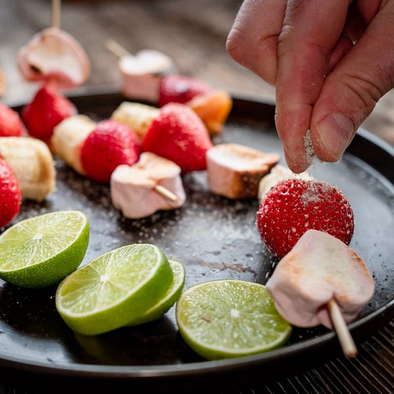 Erdbeer-Marshmellow-Spieße mit Waldmeisterbrause