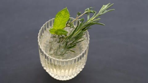 Kräuterlimonade in einem Glas, hergestellt aus dem Albdudler-Sirup
