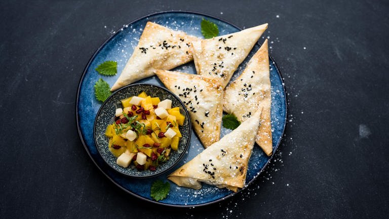 Süße Samosas mit Weinbergpfirsich, Marzipan und Berberitzen