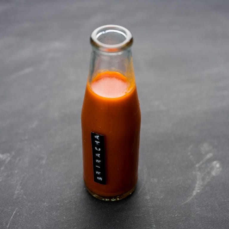 Streuobstapfel-Sriracha-Sauce