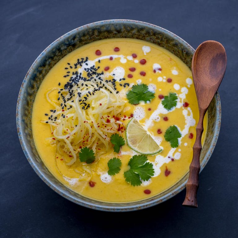 Steckrüben-Cremesuppe mit Rettich-Topping Asian Style (Foto: SWR, trickytine)