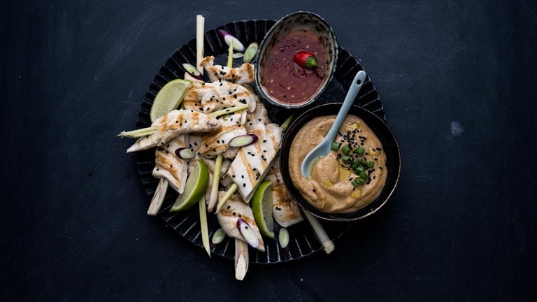 Hühnchen-Zitronengrasspieße mit würzigen Dips (Foto: SWR, trickytine)