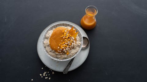 Porridge mit Smoothie aus Apfel, Kürbis, Ingwer und Zimt (Foto: SWR, trickytine)