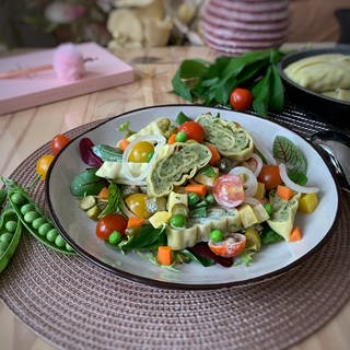 Maultaschen in buntem Salat