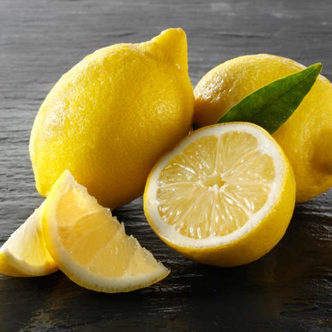 Ganze und aufgeschnittene Zitronen für das Rezept "Confierte Zitronenschalen" SWR1 Pfännle