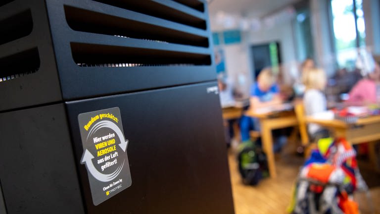 Ein Luftfilter steht in einem Klassenraum in der Schule (Foto: dpa Bildfunk, picture alliance/dpa | Sven Hoppe)