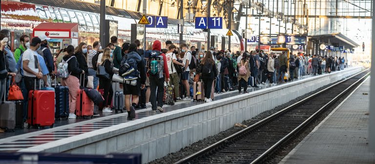 Bahnstreik führt in Hessen zu "massiven Wartezeiten" (Foto: dpa Bildfunk, Frank Rumpenhorst)