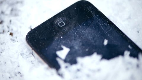 Smartphone im Schnee (Foto: dpa Bildfunk, Karo Kraemer)