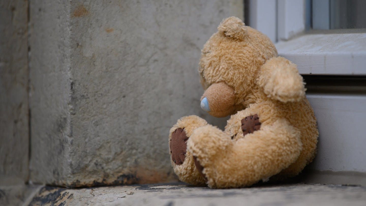 Teddybär sitzt auf einer Fensterbank (Foto: picture-alliance / Reportdienste, Robert Michael)