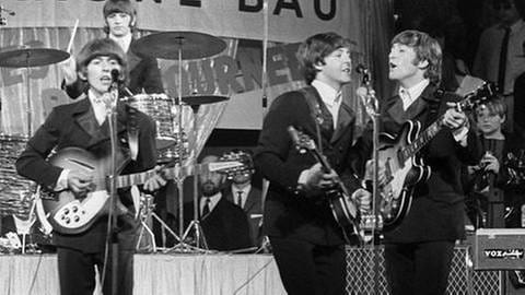 Mit Mitglieder der Beatles (vorne l. n. r.) George Harrison, Paul McCartney, John Lennon und hinten Drummer Ringo Starr bei einem Konzert in München (Foto: dpa Bildfunk, dpa Bildfunk - Gerhard Rauchwetter)