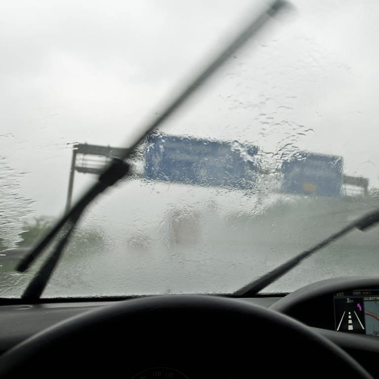 und zufälligerweise befindet sich der Scheibenkratzer im Auto 