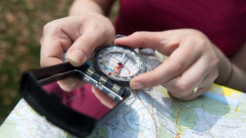 Kompass mit Wanderkarte (Foto: dpa Bildfunk, Andrea Warnecke)