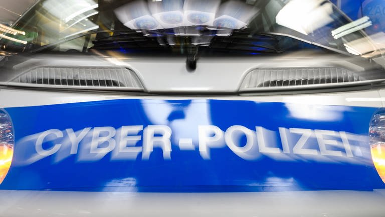Schriftzug Cyber-Polizei auf einem Polizeiwagen (Foto: dpa Bildfunk, Christophe Gateau)