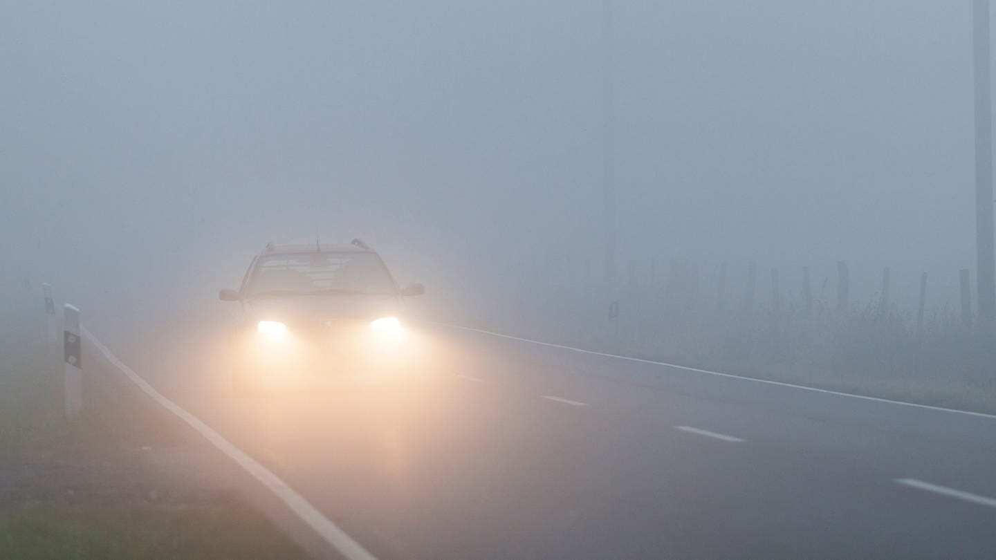 Auto im Nebel (Foto: picture-alliance / Reportdienste, Andreas Franke)