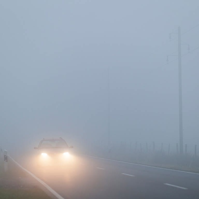 Auto im Nebel (Foto: picture-alliance / Reportdienste, Andreas Franke)