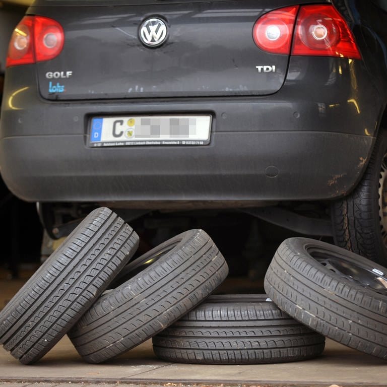 Reifen vor einem Auto (Foto: dpa Bildfunk, Hendrik Schmidt)