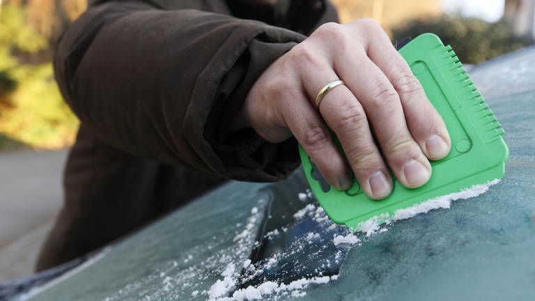 Eiskratzen leicht gemacht! Autoscheiben richtig vom Eis befreien