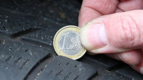 Profiltiefe mit einer Euromünze messen (Foto: picture-alliance / Reportdienste, Bodo Marks)