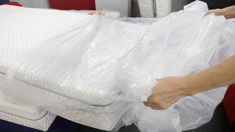 Eine Matratze wird ausgepackt (Foto: dpa Bildfunk, Picture Alliance)