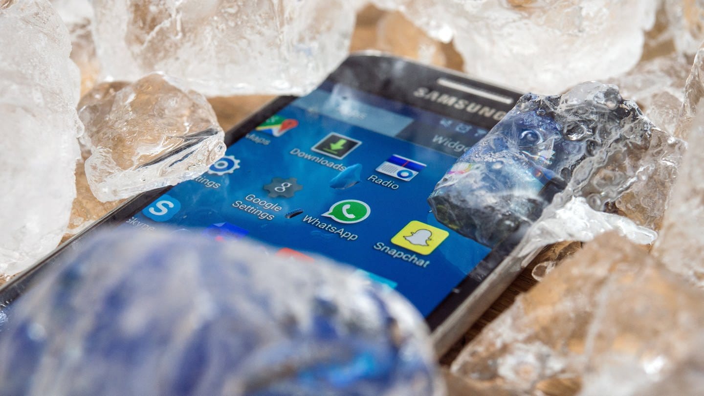 Smartphone mit Eiswürfeln (Foto: picture-alliance / Reportdienste, Andrea Warnecke)