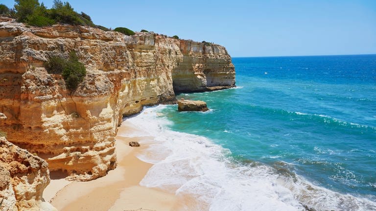 Besonders die Algarve ist bei vielen Urlaubern wegen ihrer Strände beliebt