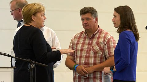 Cornelia Weigand spricht mit Angekla Merkel (Foto: picture-alliance / Reportdienste, Th. Frey)