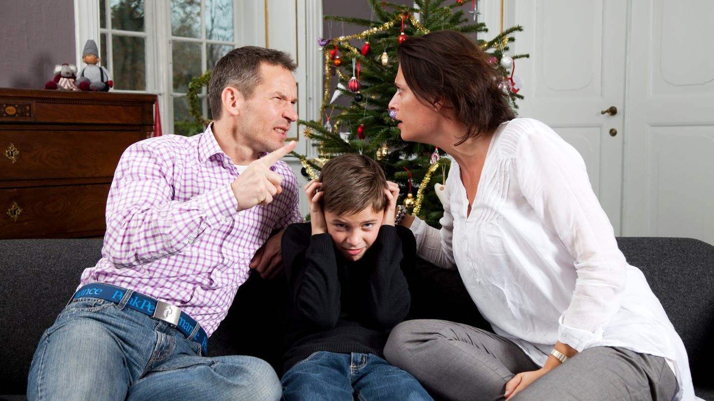Eltern streiten sich an Weihnachten, während das Kind anwesend ist. (Foto: Colourbox)