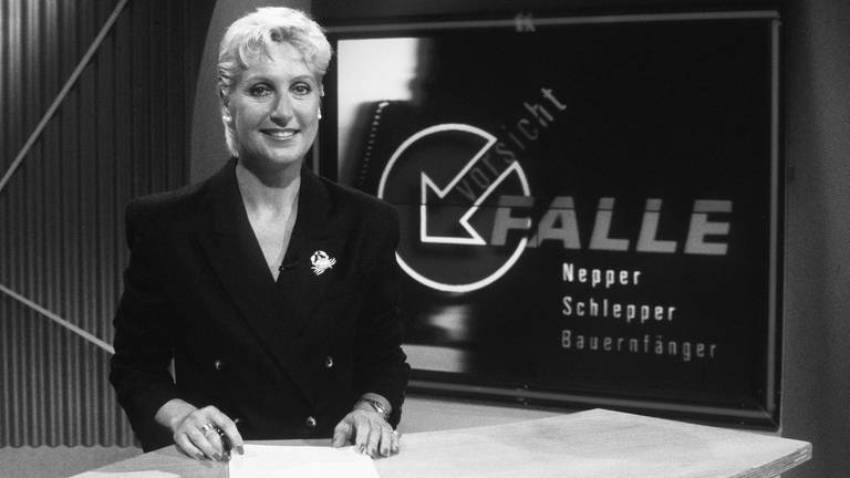4. Mai: Sabine Zimmermann war die Adoptivtochter von Eduard Zimmermann und moderierte gemeinsam mit ihm die TV-Sendung Aktenzeichen XY und später alleine  "Vorsicht Falle!". Jetzt ist die Moderatorin im Alter von 68 Jahren ihrem Krebsleiden erlegen.