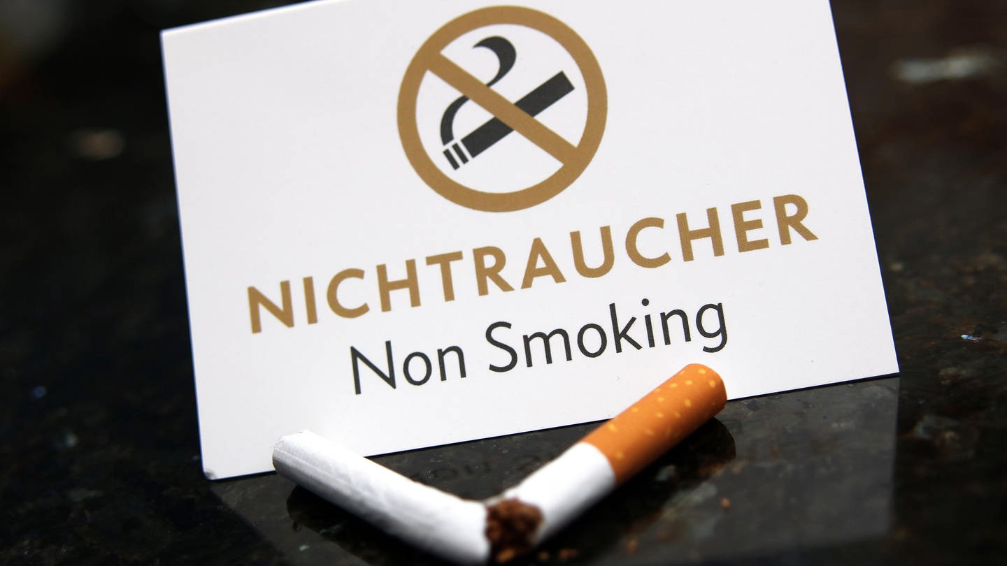 Ein Nichtraucher-Schild hinter einem Aschenbecher (Foto: picture-alliance / Reportdienste, Picture Alliance)