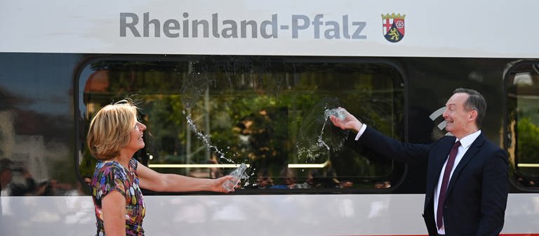 19. Juli: Malu Dreyer und Volker Wissing taufen den 100. ICE 4 der Deutschen Bahn auf den Namen "Rheinland-Pfalz". (Foto: picture-alliance / Reportdienste, picture alliance/dpa | Arne Dedert)