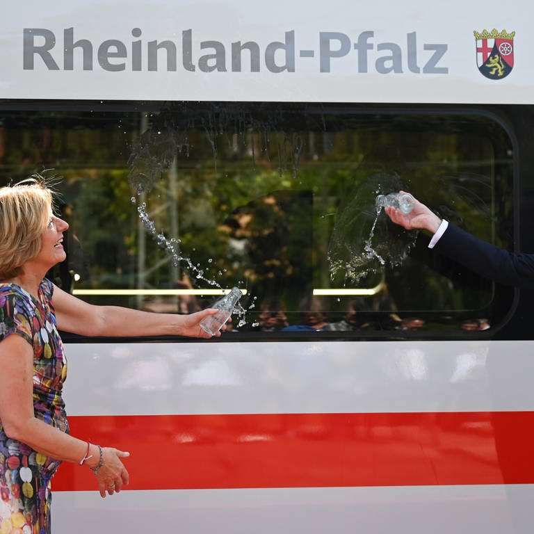 19. Juli: Malu Dreyer und Volker Wissing taufen den 100. ICE 4 der Deutschen Bahn auf den Namen "Rheinland-Pfalz". (Foto: picture-alliance / Reportdienste, picture alliance/dpa | Arne Dedert)