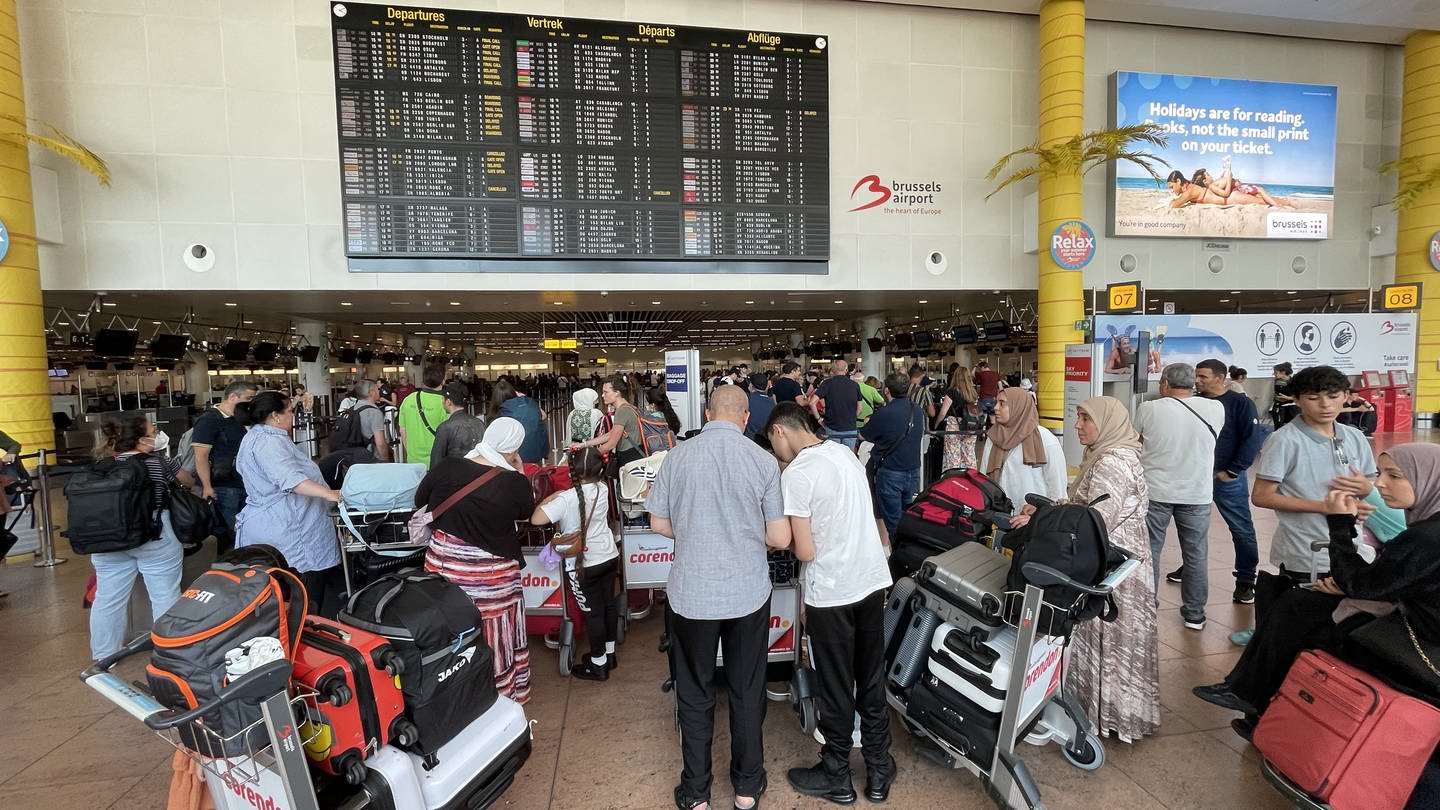 Überfüllter Flughafen (Foto: picture-alliance / Reportdienste, Picture alliance / AA | Dursun Aydemir)