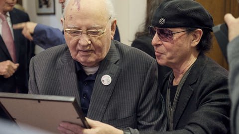 Klaus Meine und Michail Gorbatschow (Foto: picture-alliance / Reportdienste, picture alliance/dpa/Deutsche Botschaft Moskau | Nikita Markov)