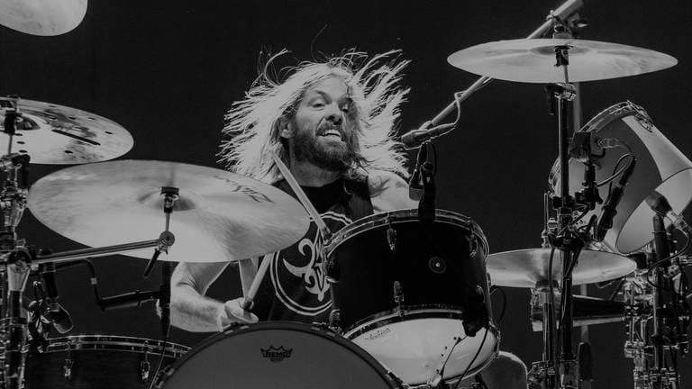 25. März: Foo Fighters-Schlagzeuger Taylor Hawkins ist im Alter von 50 Jahren gestorben. (Foto: dpa Bildfunk, Picture Alliance)