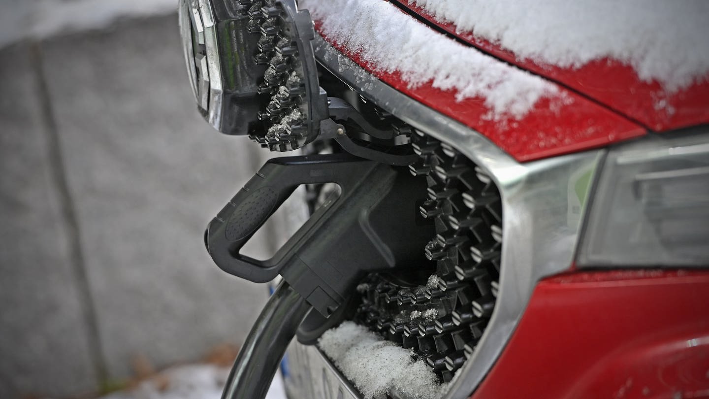 E-Auto im Winter an Ladesäule (Foto: picture-alliance / Reportdienste, Sven Simon)