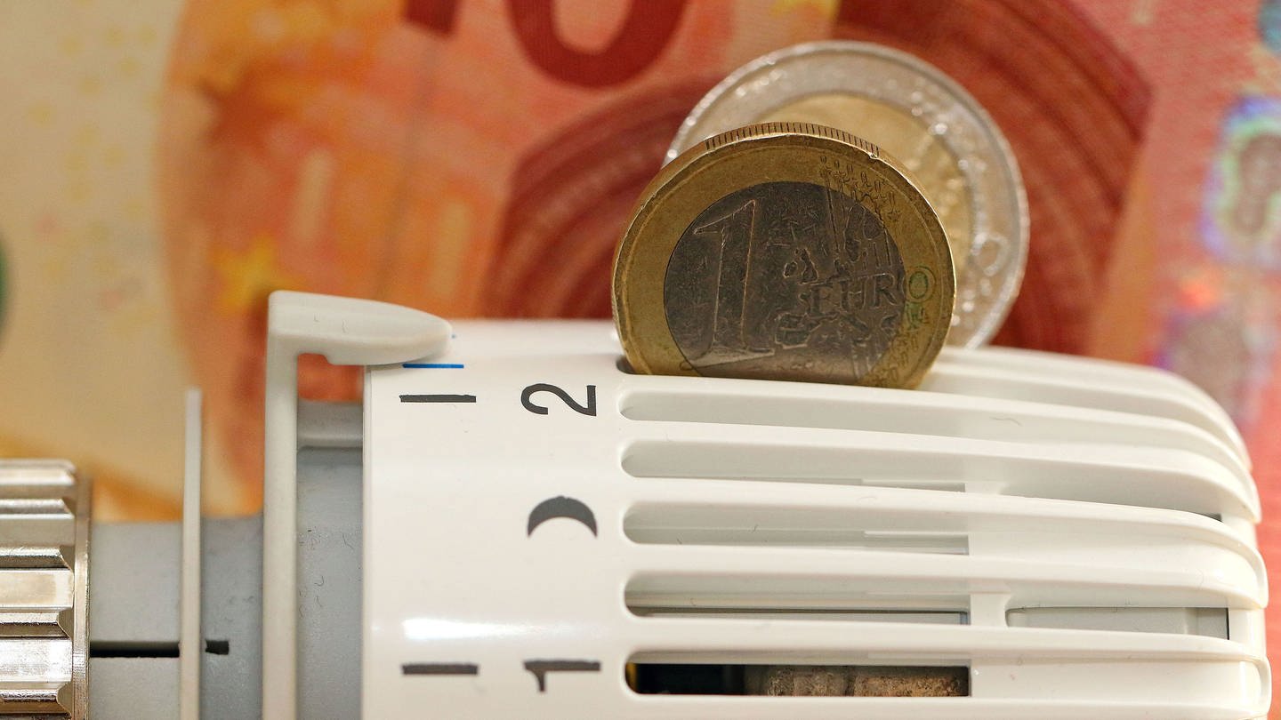 Geld sparen beim Heizungswechsel: Münzen liegen auf einem Heizkörper-Thermostat einer Heizung (Foto: dpa Bildfunk, picture alliance / pressefoto_korb | Micha Korb)