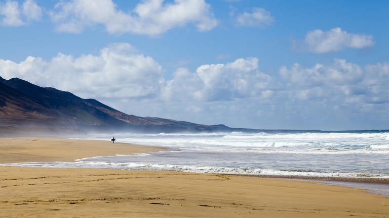Der Strand von Cofete auf Fuerteventura ist noch sehr naturbelassend (Foto: dpa Bildfunk, Picture Alliance)