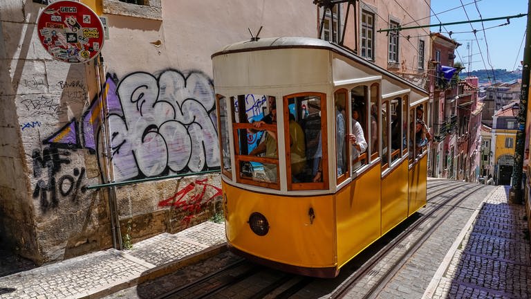 Die portugiesische Hauptstadt Lissabon liegt im Süden des Landes.  (Foto: dpa Bildfunk, Picture Alliance)